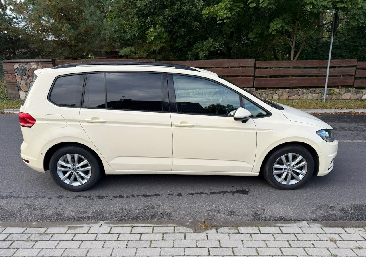 Volkswagen Touran III 2.0 TDI DSG 120 KM Automat 7osobowy Klima Skóra Full Serwis 2020 - Kombi: 2 kép. Volkswagen Touran III 2.0 TDI DSG 120 KM Automat 7osobowy Klima Skóra Full Serwis 2020 - Kombi: 2 kép.