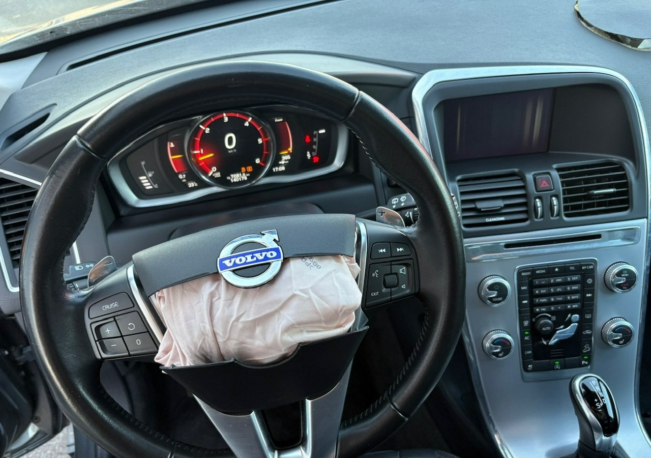 Terepjáró/ SUV Volvo XC60 I Volvo XC 60 2,4 D4 AWD 190KM Summum Navi Panorama Skóry Kamera 2017: 17 kép.