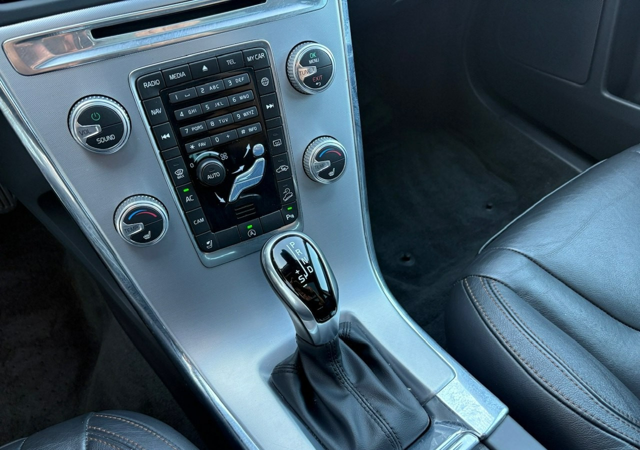Terepjáró/ SUV Volvo XC60 I Volvo XC 60 2,4 D4 AWD 190KM Summum Navi Panorama Skóry Kamera 2017: 18 kép.