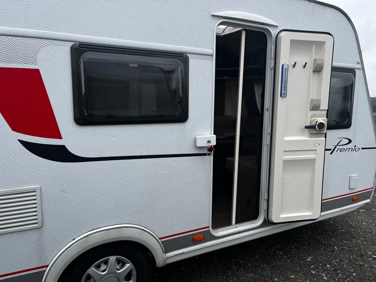 Bürstner Premio 530 TL Mover Dachklimaanlage Einzelbetten - Lakókocsi: 5 kép. Bürstner Premio 530 TL Mover Dachklimaanlage Einzelbetten - Lakókocsi: 5 kép.