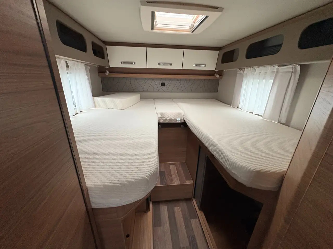 Új Félintegrált lakóautó Volkswagen PEPPER 600MEG: 10 kép. Új Félintegrált lakóautó Volkswagen PEPPER 600MEG: 10 kép.