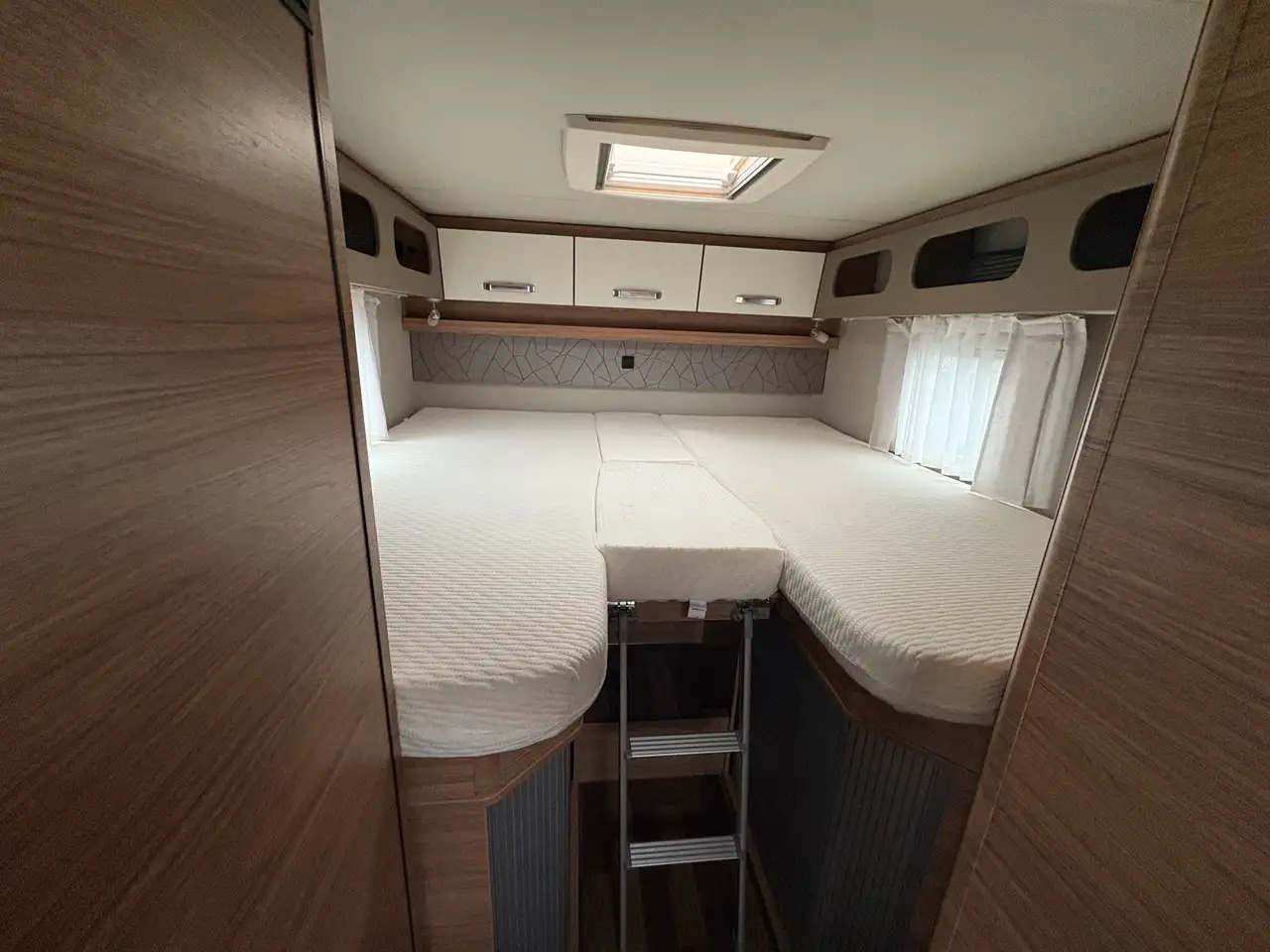 Új Félintegrált lakóautó Volkswagen PEPPER 600MEG: 11 kép. Új Félintegrált lakóautó Volkswagen PEPPER 600MEG: 11 kép.