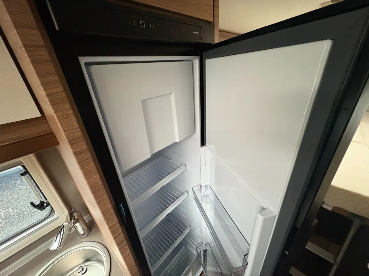 Új Félintegrált lakóautó Volkswagen PEPPER 600MEG: 12 kép. Új Félintegrált lakóautó Volkswagen PEPPER 600MEG: 12 kép.