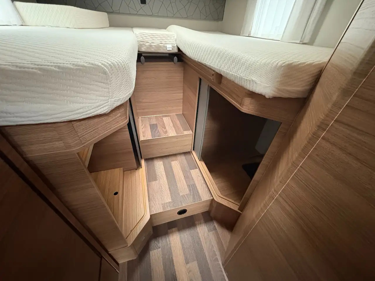 Új Félintegrált lakóautó Volkswagen PEPPER 600MEG: 9 kép. Új Félintegrált lakóautó Volkswagen PEPPER 600MEG: 9 kép.