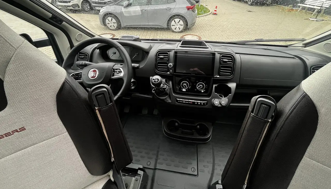 Új Félintegrált lakóautó Weinsberg CaraCompact 600 MEG Pepper Mietwagen Verfügbar: 12 kép.