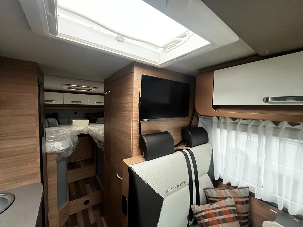 Új Félintegrált lakóautó Weinsberg CaraCompact 600 MEG Pepper Mietwagen Verfügbar: 7 kép.