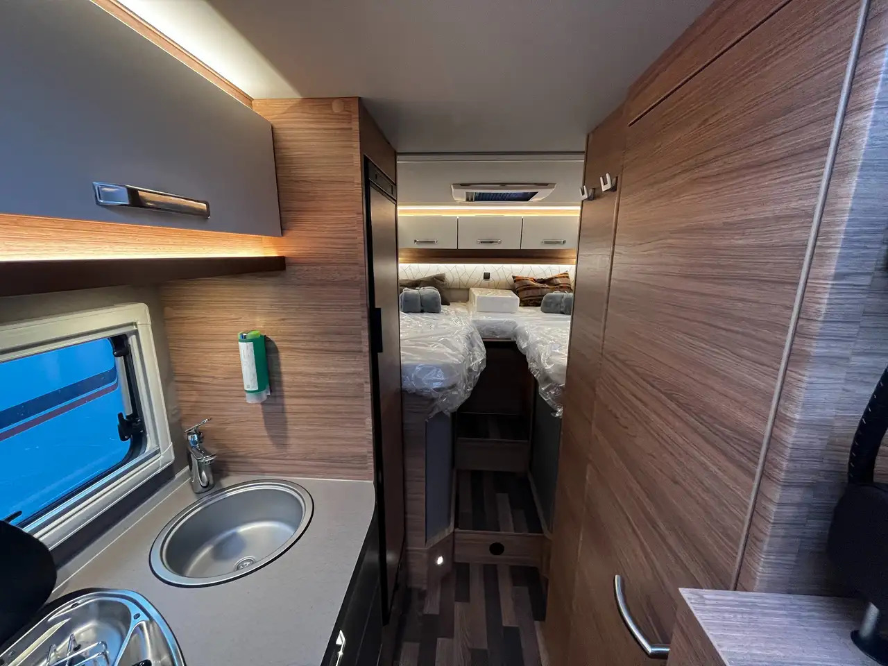 Új Félintegrált lakóautó Weinsberg CaraCompact 600 MEG Pepper Mietwagen Verfügbar: 17 kép.