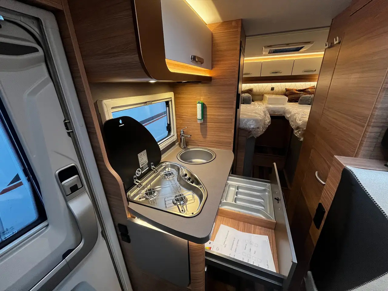 Új Félintegrált lakóautó Weinsberg CaraCompact 600 MEG Pepper Mietwagen Verfügbar: 15 kép.