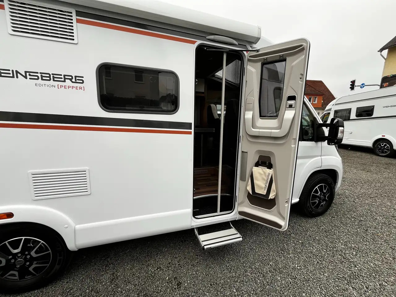 Új Félintegrált lakóautó Weinsberg CaraCompact 600 MEG Pepper Mietwagen Verfügbar: 6 kép.