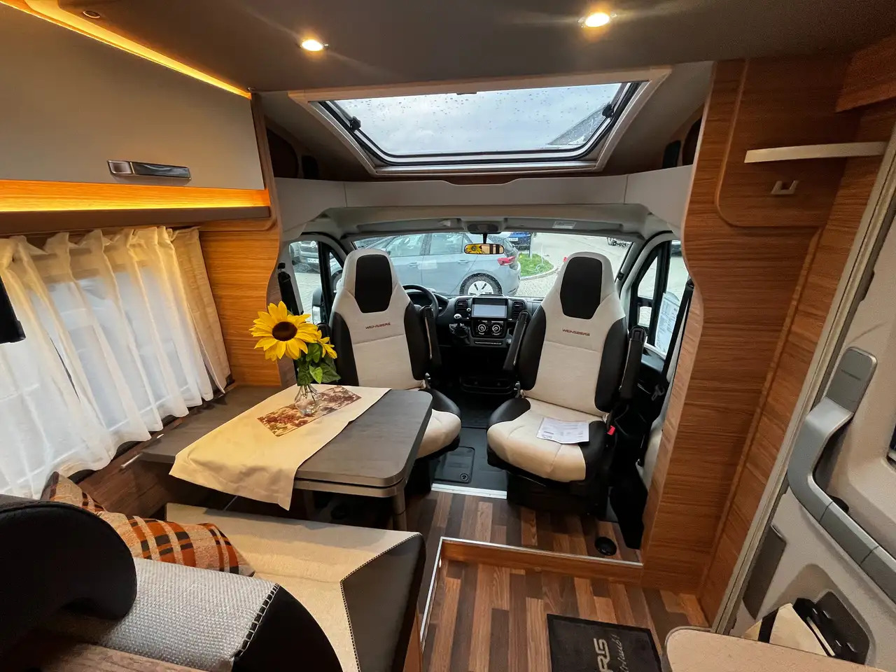 Új Félintegrált lakóautó Weinsberg CaraCompact 600 MEG Pepper Mietwagen Verfügbar: 16 kép.