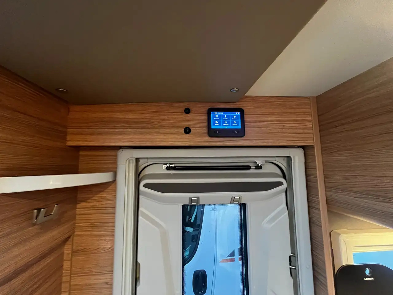 Új Félintegrált lakóautó Weinsberg CaraCompact 600 MEG Pepper Mietwagen Verfügbar: 14 kép.