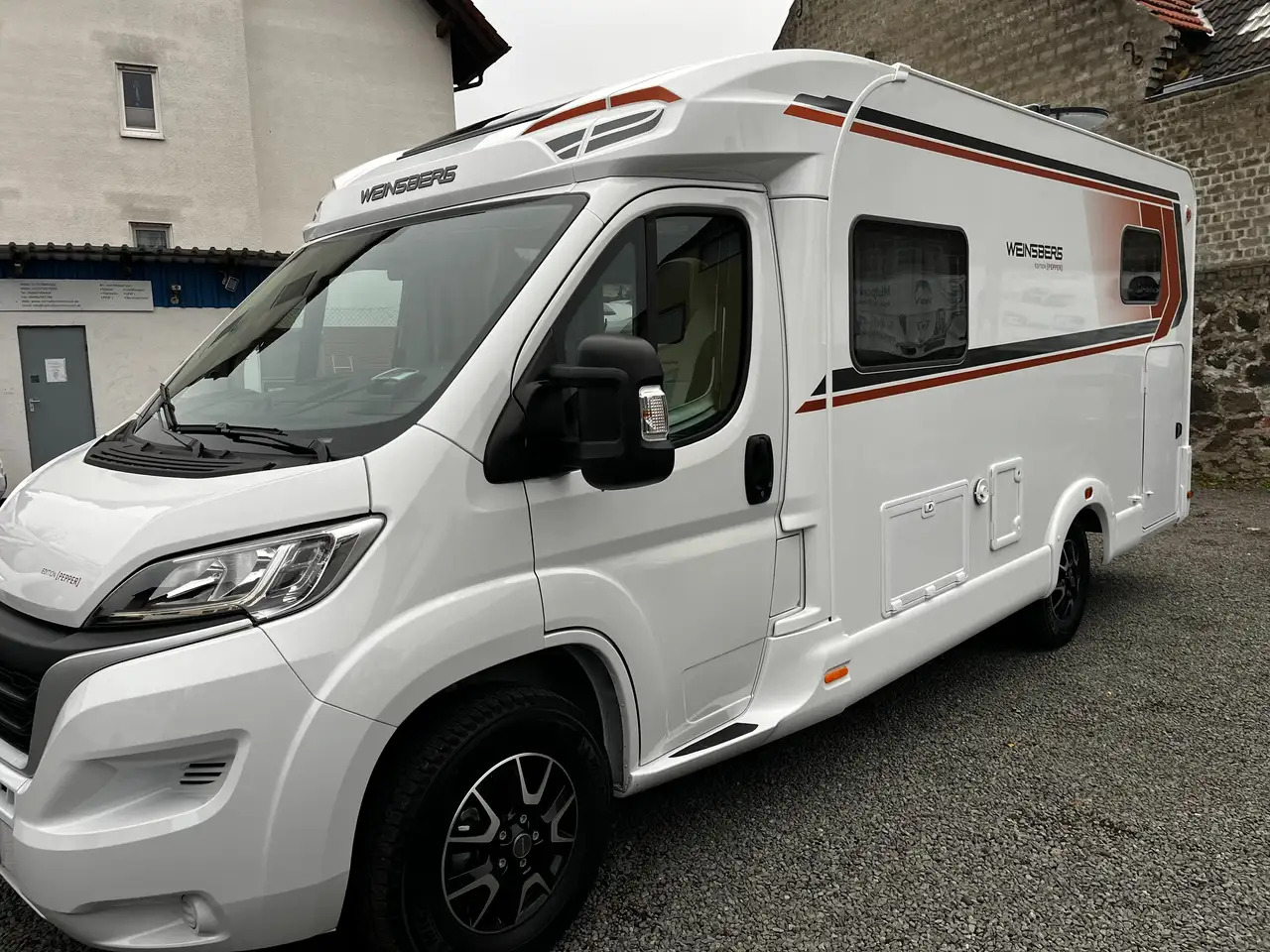 Új Félintegrált lakóautó Weinsberg CaraCompact 600 MEG Pepper Mietwagen Verfügbar: 20 kép.