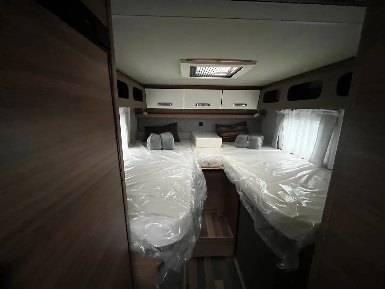 Új Félintegrált lakóautó Weinsberg CaraCompact 600 MEG Pepper Mietwagen Verfügbar: 8 kép.