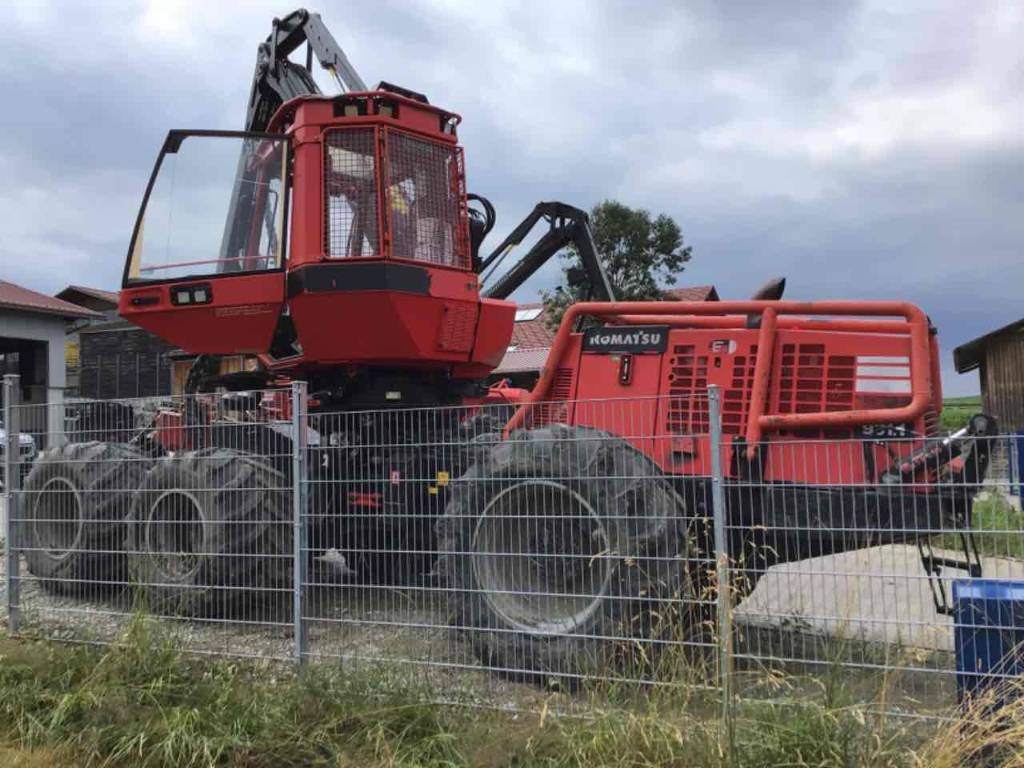 Komatsu 931.1 - Fakitermelő gép: 3 kép. Komatsu 931.1 - Fakitermelő gép: 3 kép.