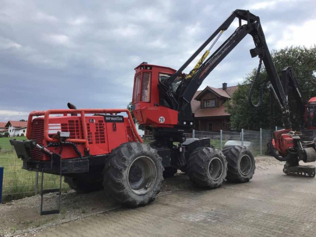 Komatsu 931.1 - Fakitermelő gép: 4 kép. Komatsu 931.1 - Fakitermelő gép: 4 kép.