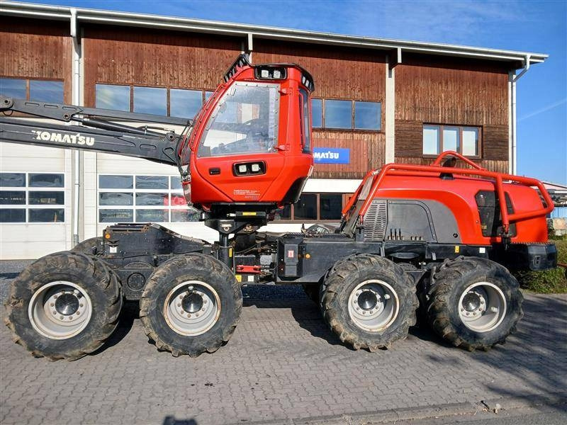 Komatsu 931 XC - Fakitermelő gép: 3 kép. Komatsu 931 XC - Fakitermelő gép: 3 kép.