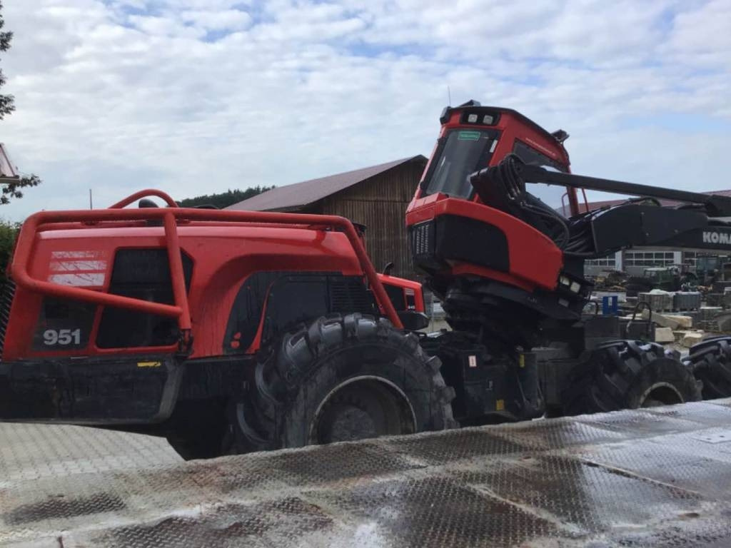 Komatsu 951 - Fakitermelő gép: 5 kép. Komatsu 951 - Fakitermelő gép: 5 kép.