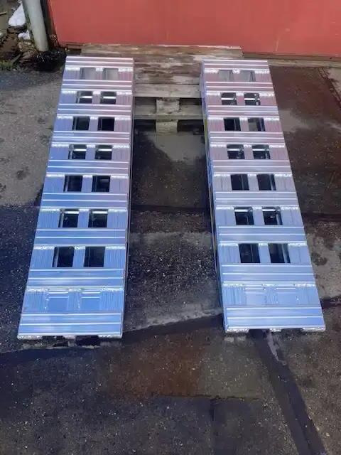 HH Aluminium oprijplanken 13 ton - Rakodó rámpa: 1 kép. HH Aluminium oprijplanken 13 ton - Rakodó rámpa: 1 kép.