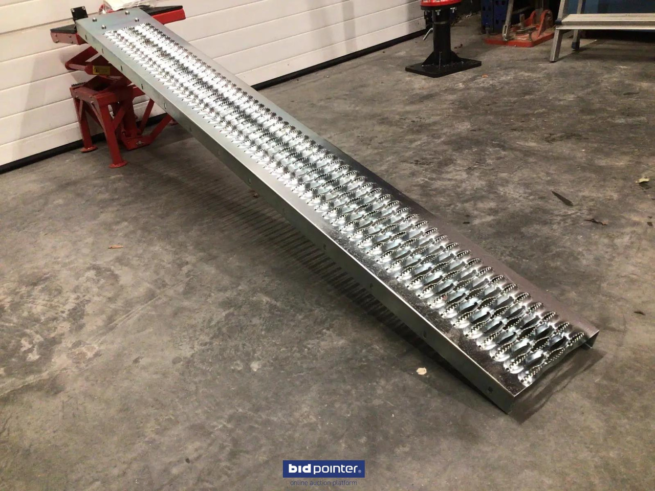 HH Metalen oprijplank - Rakodó rámpa: 1 kép. HH Metalen oprijplank - Rakodó rámpa: 1 kép.