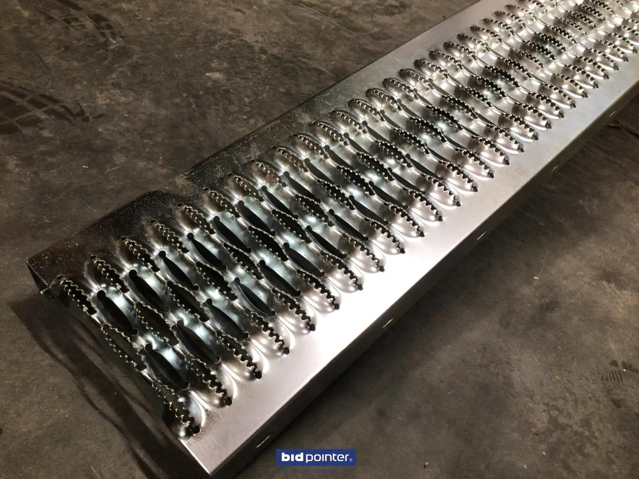 HH Metalen oprijplank - Rakodó rámpa: 3 kép. HH Metalen oprijplank - Rakodó rámpa: 3 kép.