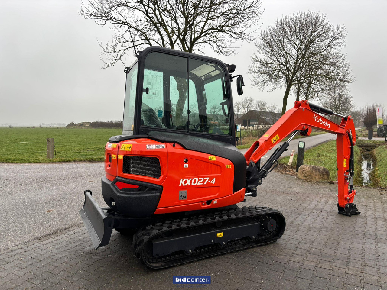 Kubota KX 027 - 4 GL minigraver - Minikotró: 3 kép. Kubota KX 027 - 4 GL minigraver - Minikotró: 3 kép.