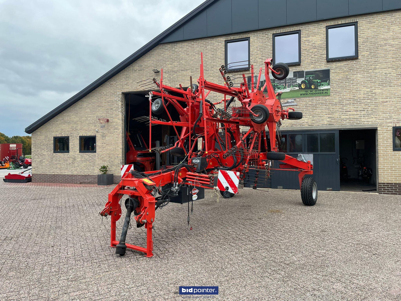 Kuhn GA8521 - Szénaforgató: 2 kép. Kuhn GA8521 - Szénaforgató: 2 kép.