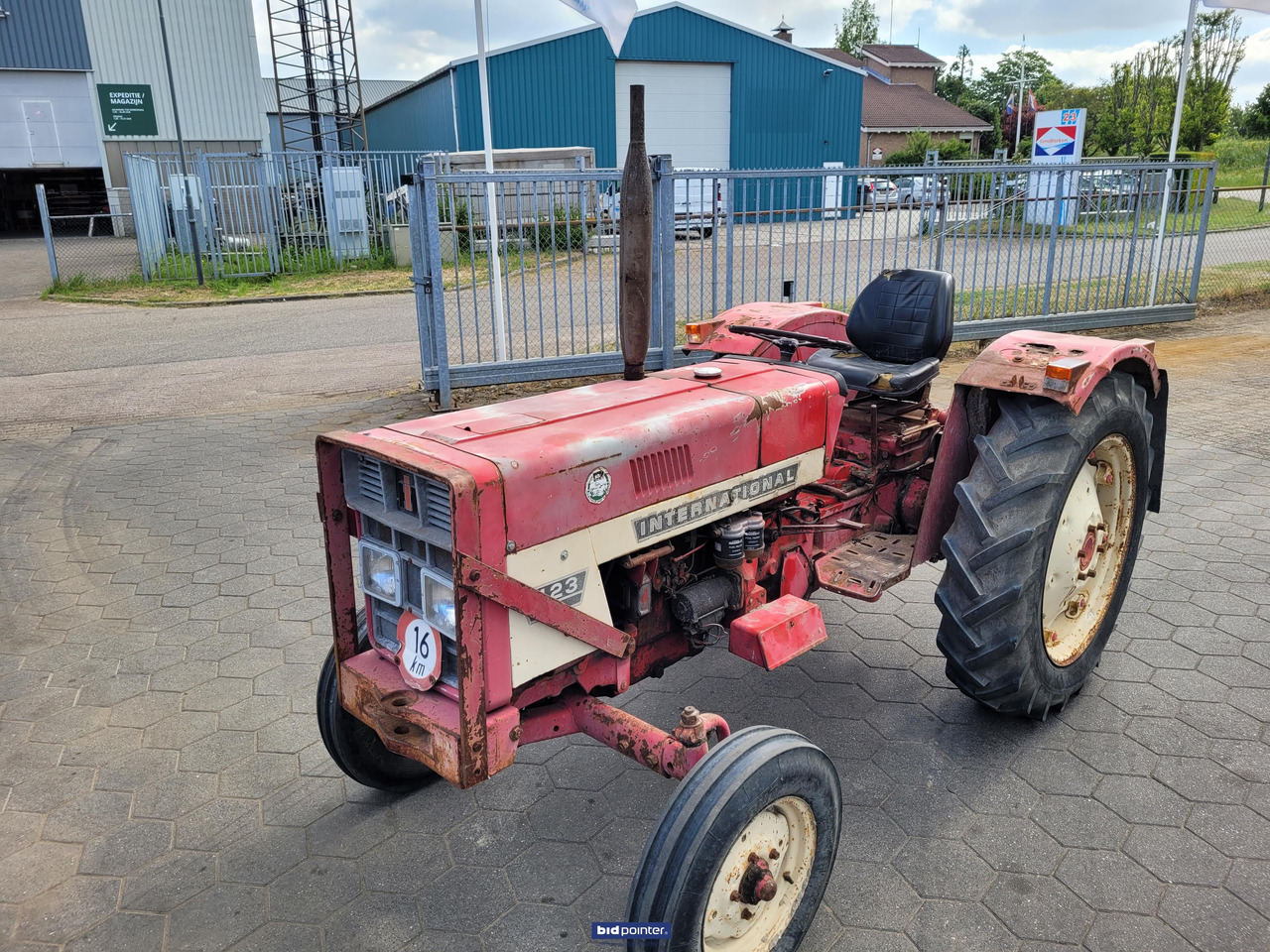 International 423 - Traktor: 4 kép. International 423 - Traktor: 4 kép.