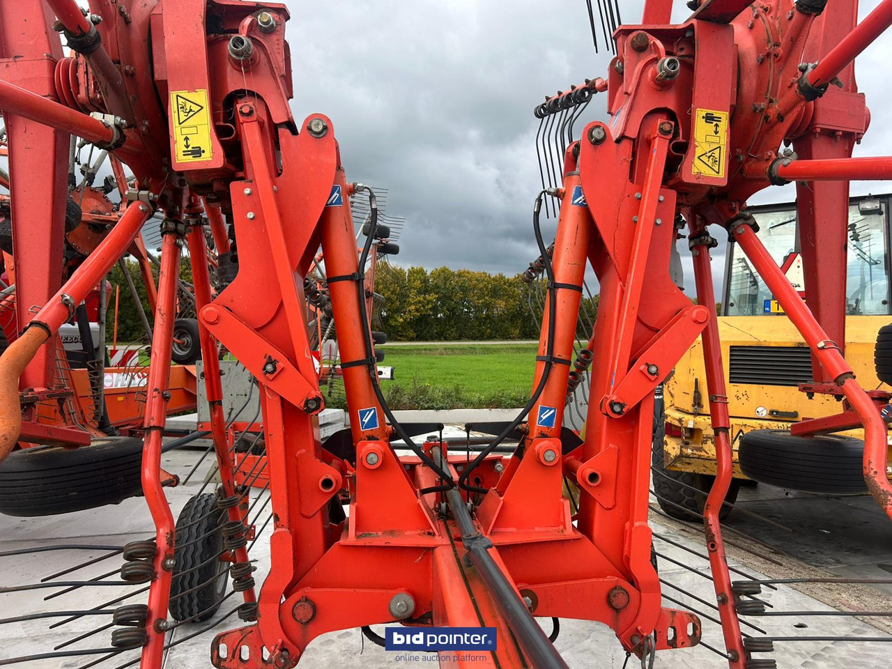 Kuhn GA8121 - Szénaforgató: 1 kép. Kuhn GA8121 - Szénaforgató: 1 kép.