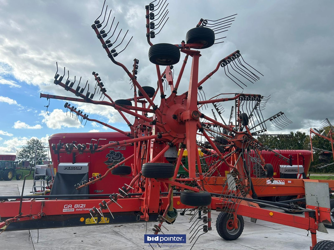 Kuhn GA8121 - Szénaforgató: 4 kép. Kuhn GA8121 - Szénaforgató: 4 kép.