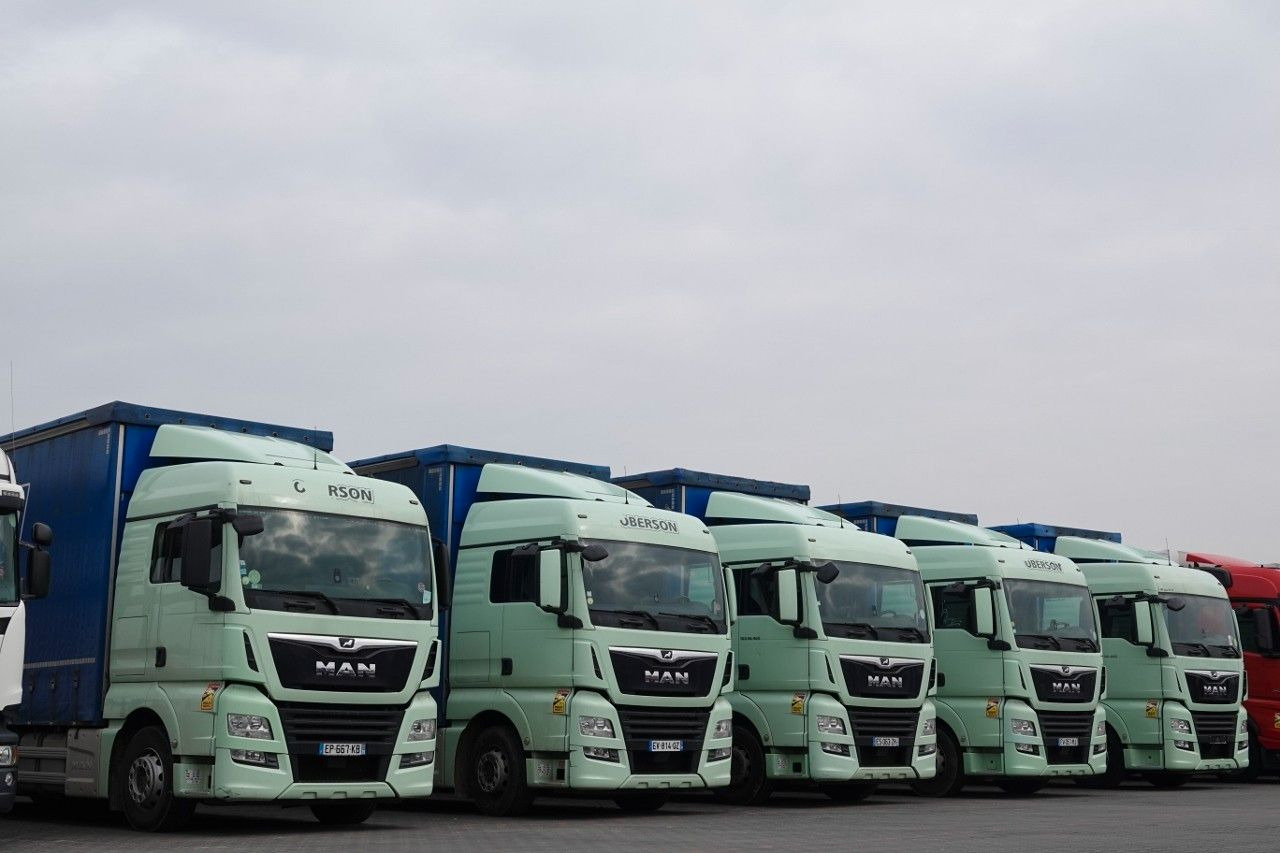MAN TGX 26.460 / ZESTAW TANDEM PRZEJAZDOWY / 120 M3 - Ponyvás teherautó: 4 kép. MAN TGX 26.460 / ZESTAW TANDEM PRZEJAZDOWY / 120 M3 - Ponyvás teherautó: 4 kép.