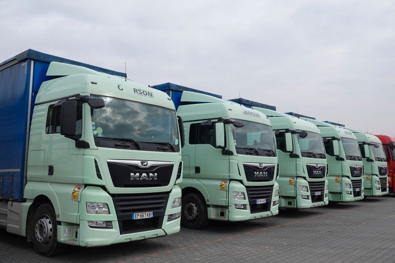 MAN TGX 26.460 / ZESTAW TANDEM PRZEJAZDOWY / 120 M3 - Ponyvás teherautó: 2 kép. MAN TGX 26.460 / ZESTAW TANDEM PRZEJAZDOWY / 120 M3 - Ponyvás teherautó: 2 kép.