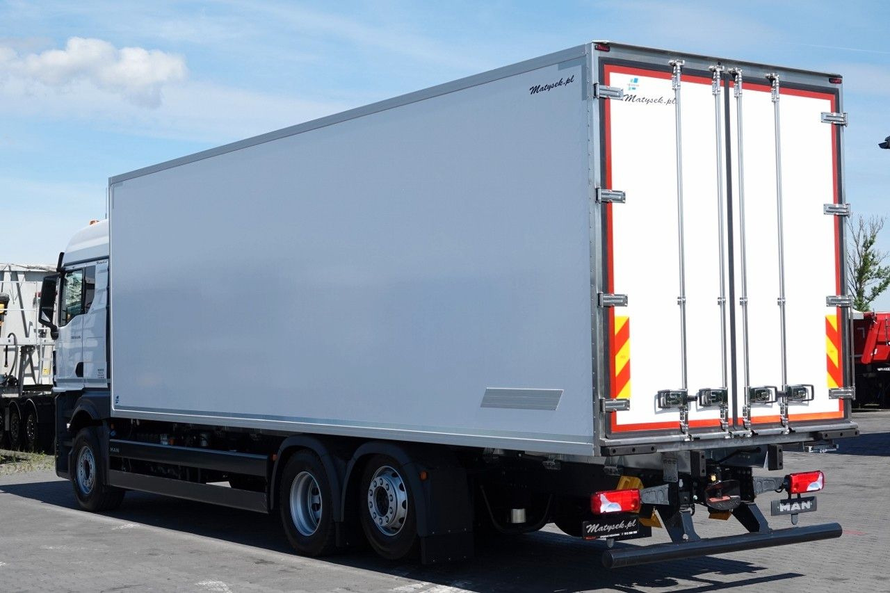 MAN TGX 26.520 / 6x2 / CHŁODNIA -8,6 M / AGREGAT THE - Dobozos felépítményű teherautó: 3 kép. MAN TGX 26.520 / 6x2 / CHŁODNIA -8,6 M / AGREGAT THE - Dobozos felépítményű teherautó: 3 kép.