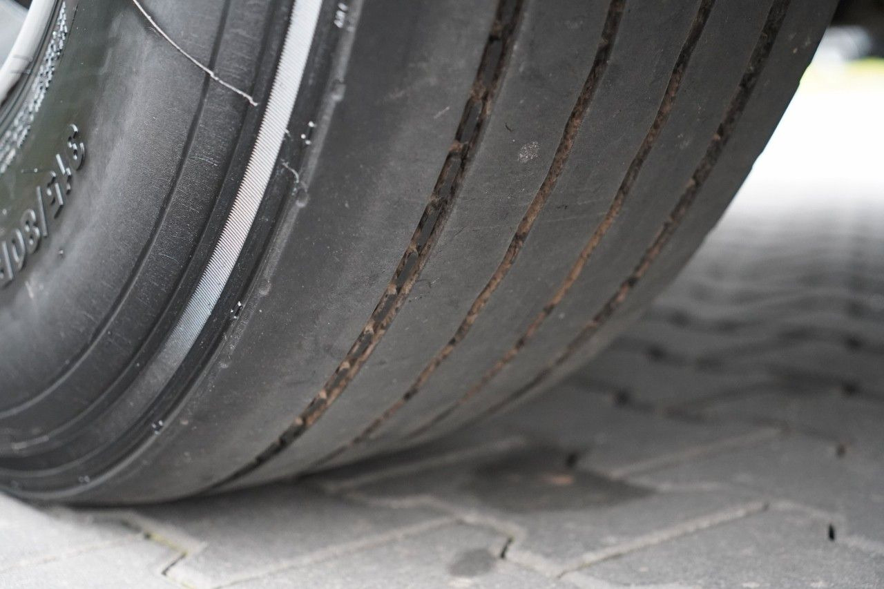 Nyergesvontató Mercedes-Benz ACTROS 1845 / HYDRAULIKA / NISKA KABINA / EURO: 12 kép.