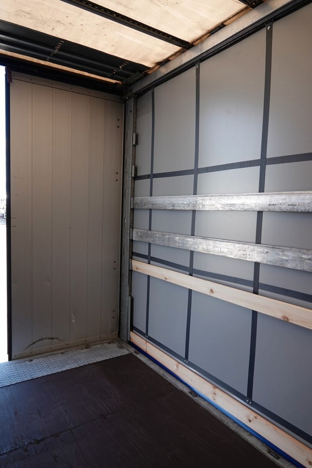 Ponyvás félpótkocsi Schmitz Cargobull FIRANKA / STANDARD / 2 OSIE PODNOSZONE / SPROWA: 15 kép.