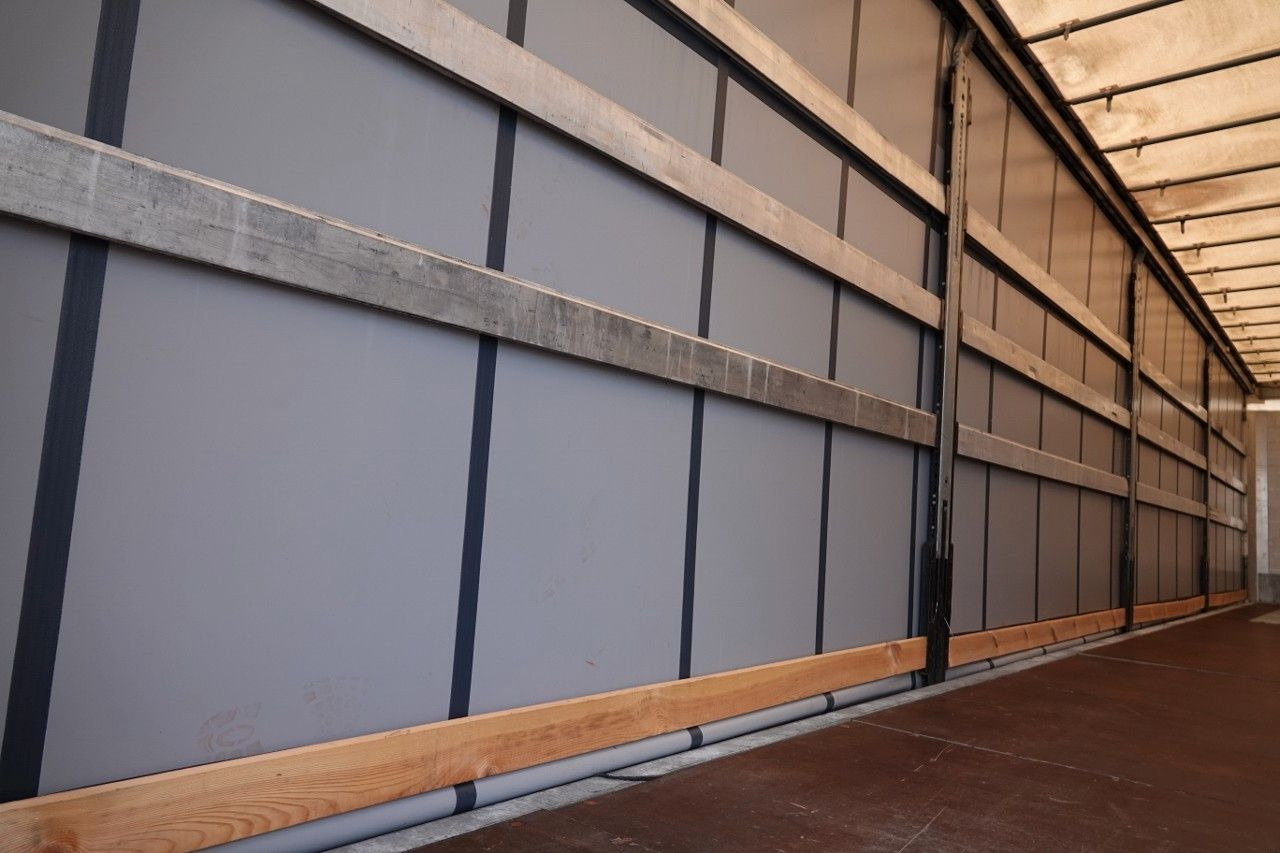 Ponyvás félpótkocsi Schmitz Cargobull FIRANKA / STANDARD /  OŚ PODNOSZONA / KOSZ NA PA: 12 kép.