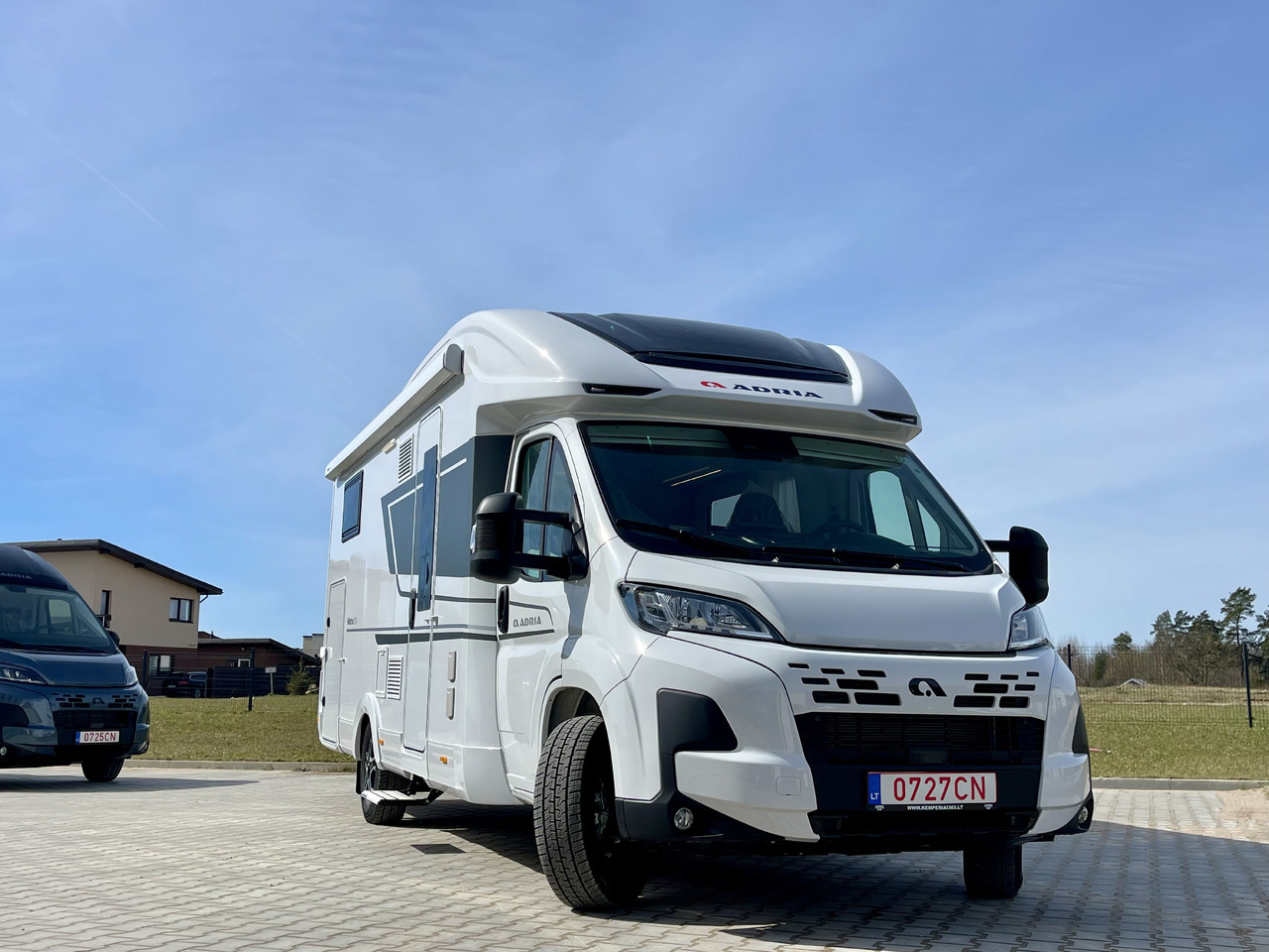 ADRIA Matrix 670 SL - Félintegrált lakóautó: 2 kép. ADRIA Matrix 670 SL - Félintegrált lakóautó: 2 kép.