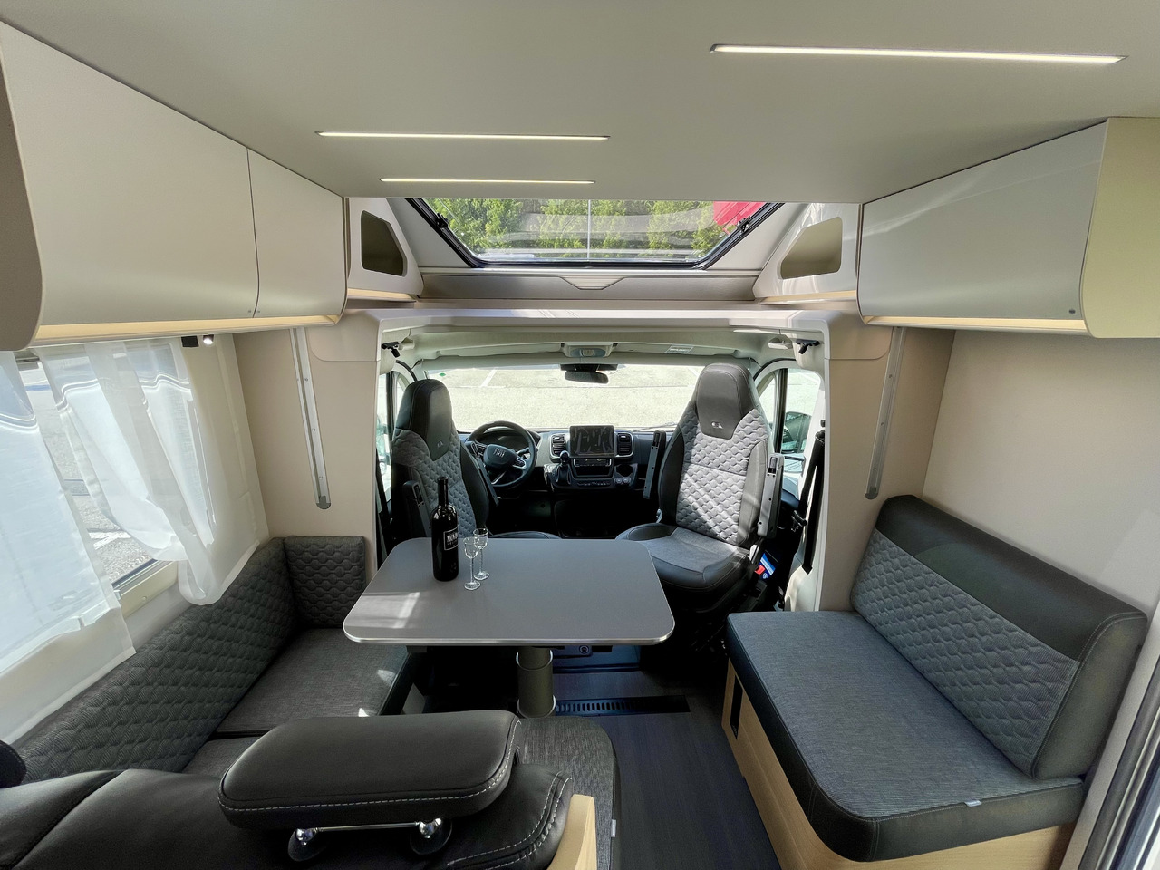 ADRIA Matrix axess 650SL - Félintegrált lakóautó: 4 kép. ADRIA Matrix axess 650SL - Félintegrált lakóautó: 4 kép.