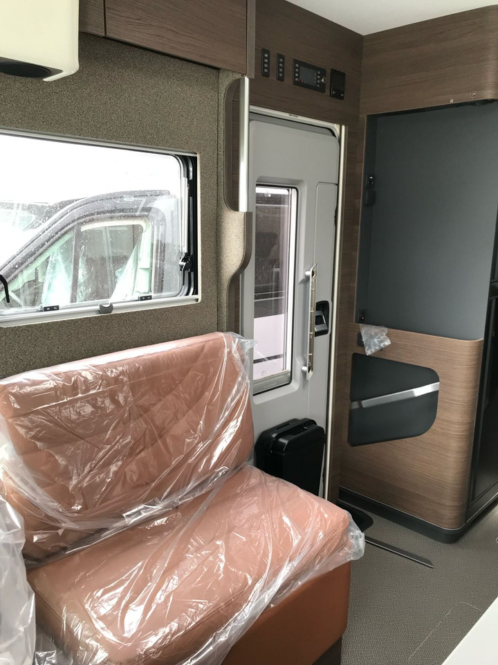 ADRIA Super Sonic 890 LC - Integrált lakóautó: 4 kép. ADRIA Super Sonic 890 LC - Integrált lakóautó: 4 kép.