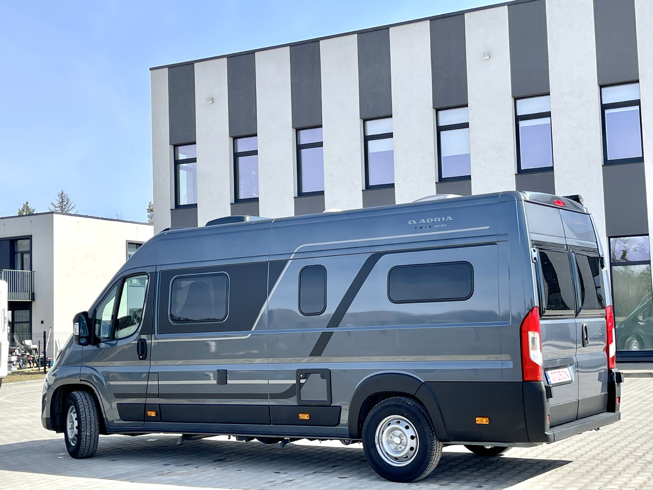 ADRIA TWIN 640 SGX - Kempingautó: 3 kép. ADRIA TWIN 640 SGX - Kempingautó: 3 kép.