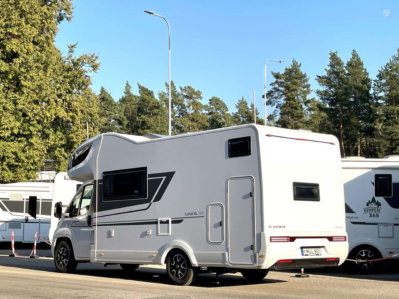 Adria Coral XL 650DK - Alkóvos lakóautó: 3 kép. Adria Coral XL 650DK - Alkóvos lakóautó: 3 kép.