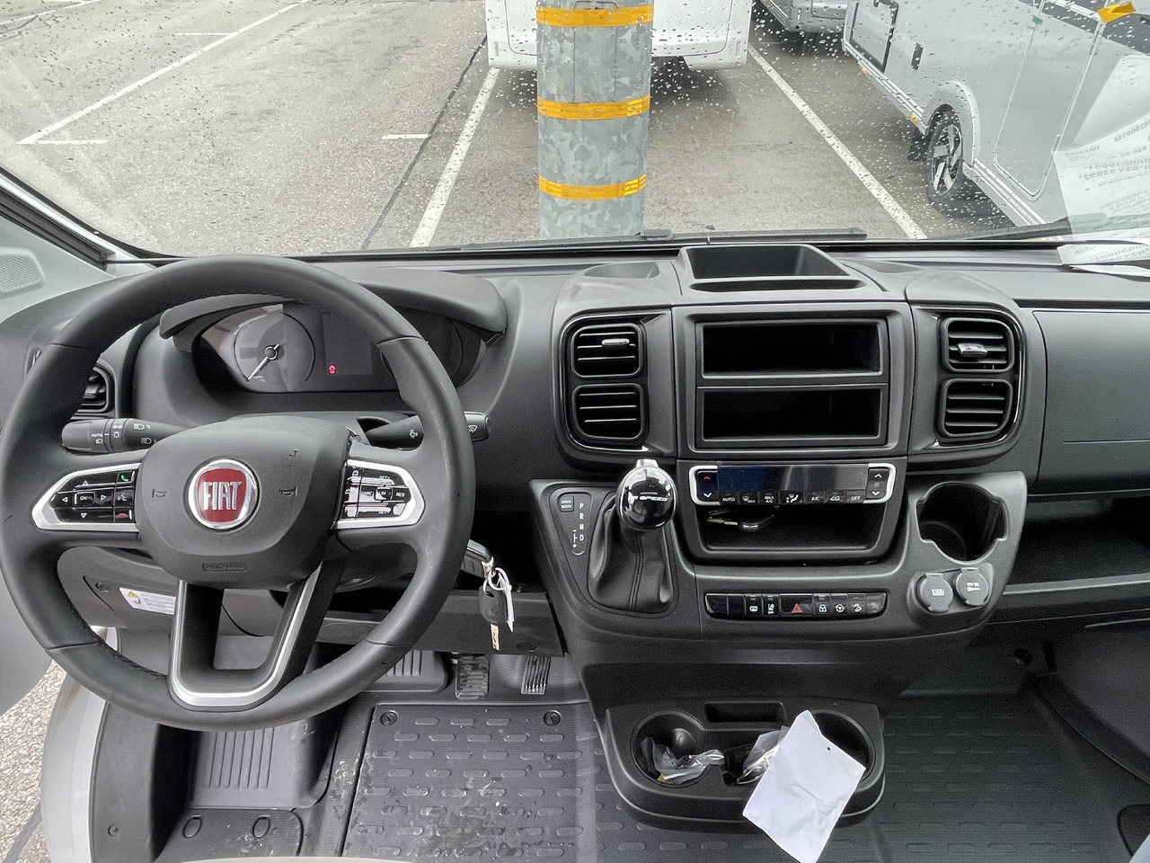 Új Félintegrált lakóautó Adria Matrix 650SC: 20 kép.