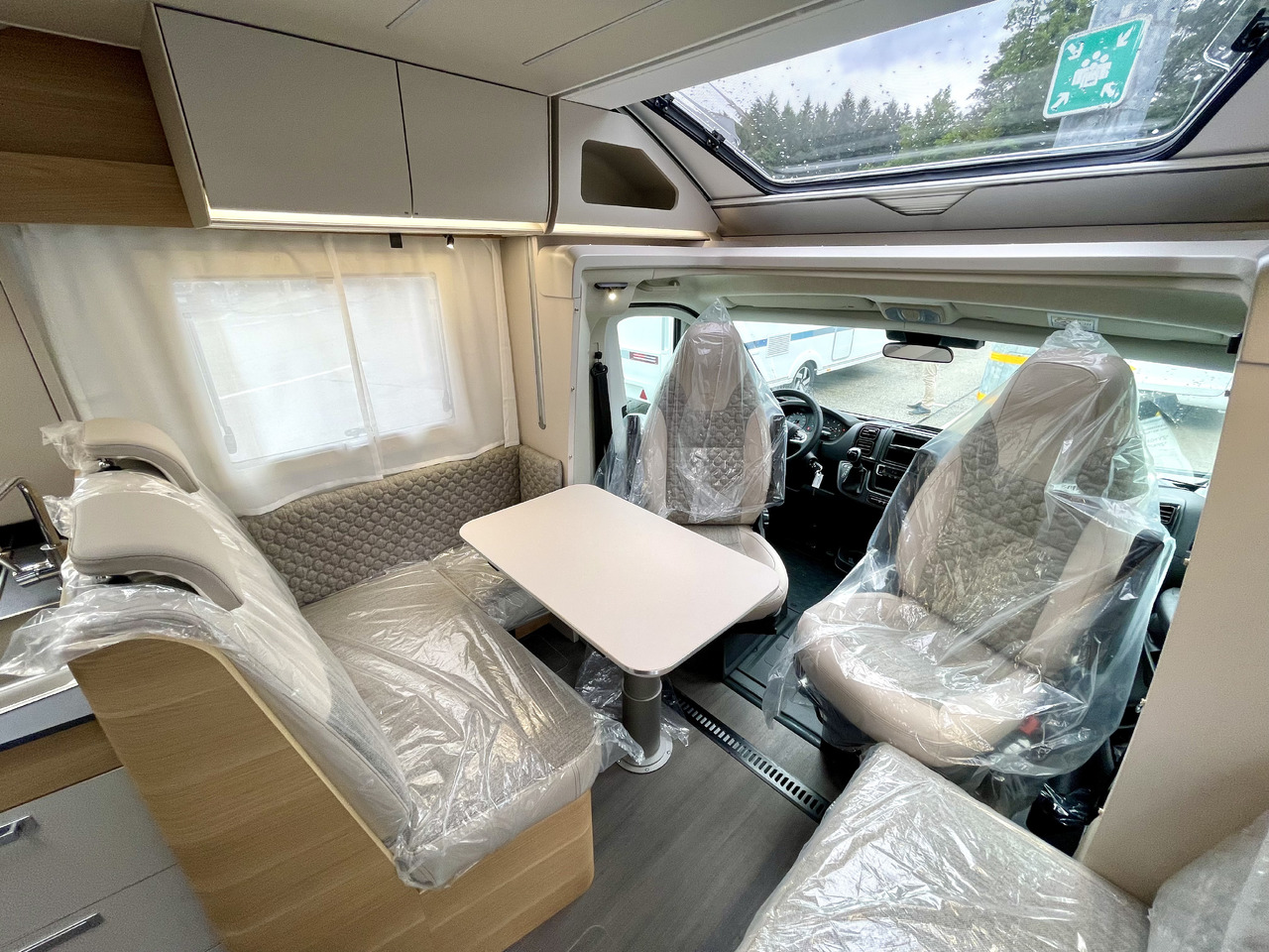 Új Félintegrált lakóautó Adria Matrix 650SC: 14 kép.