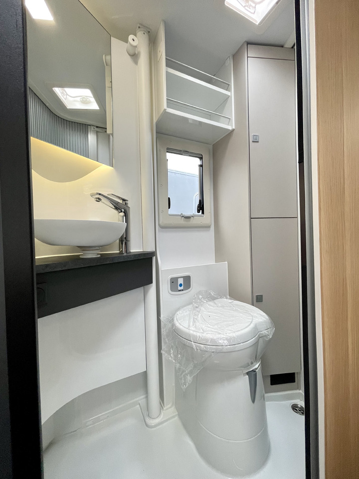 Új Félintegrált lakóautó Adria Matrix 650SC: 8 kép.