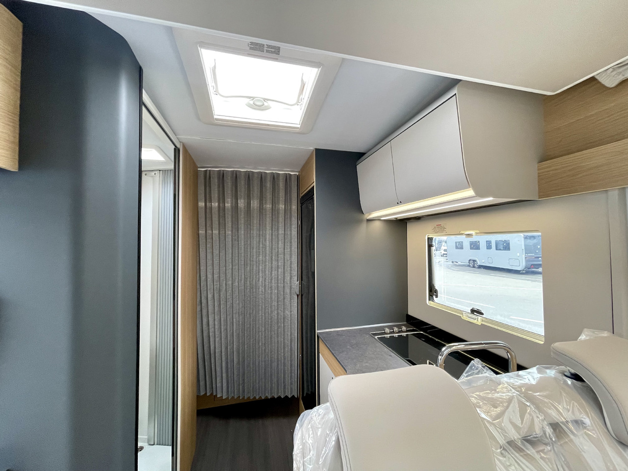 Új Félintegrált lakóautó Adria Matrix 650SC: 12 kép.