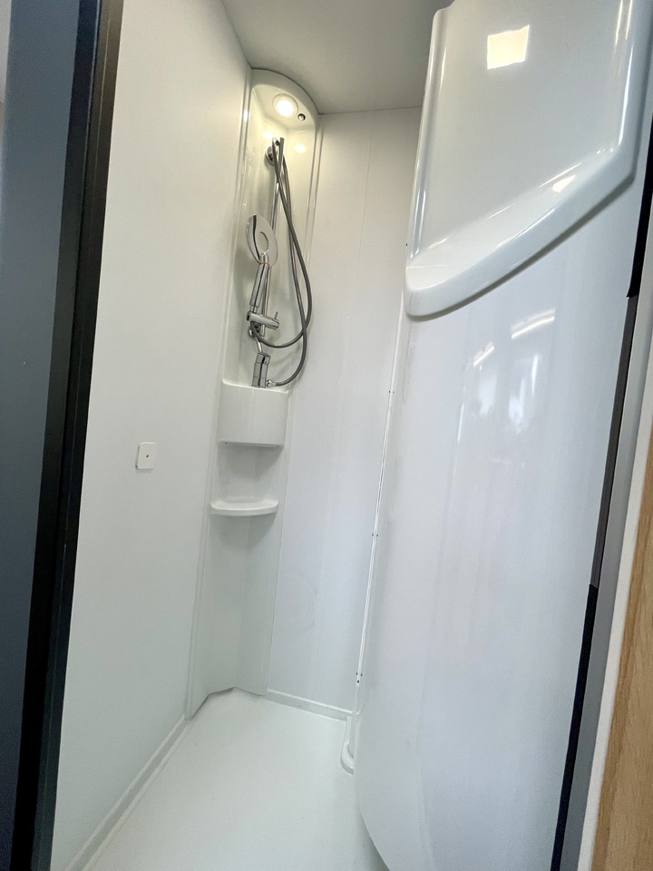 Új Félintegrált lakóautó Adria Matrix 650SC: 10 kép.