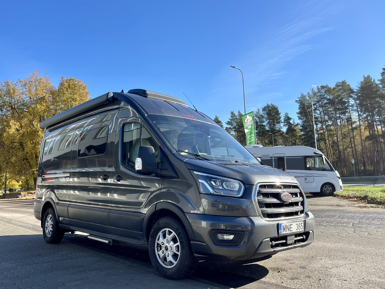LCM Innovan 590 - Kempingautó: 1 kép. LCM Innovan 590 - Kempingautó: 1 kép.