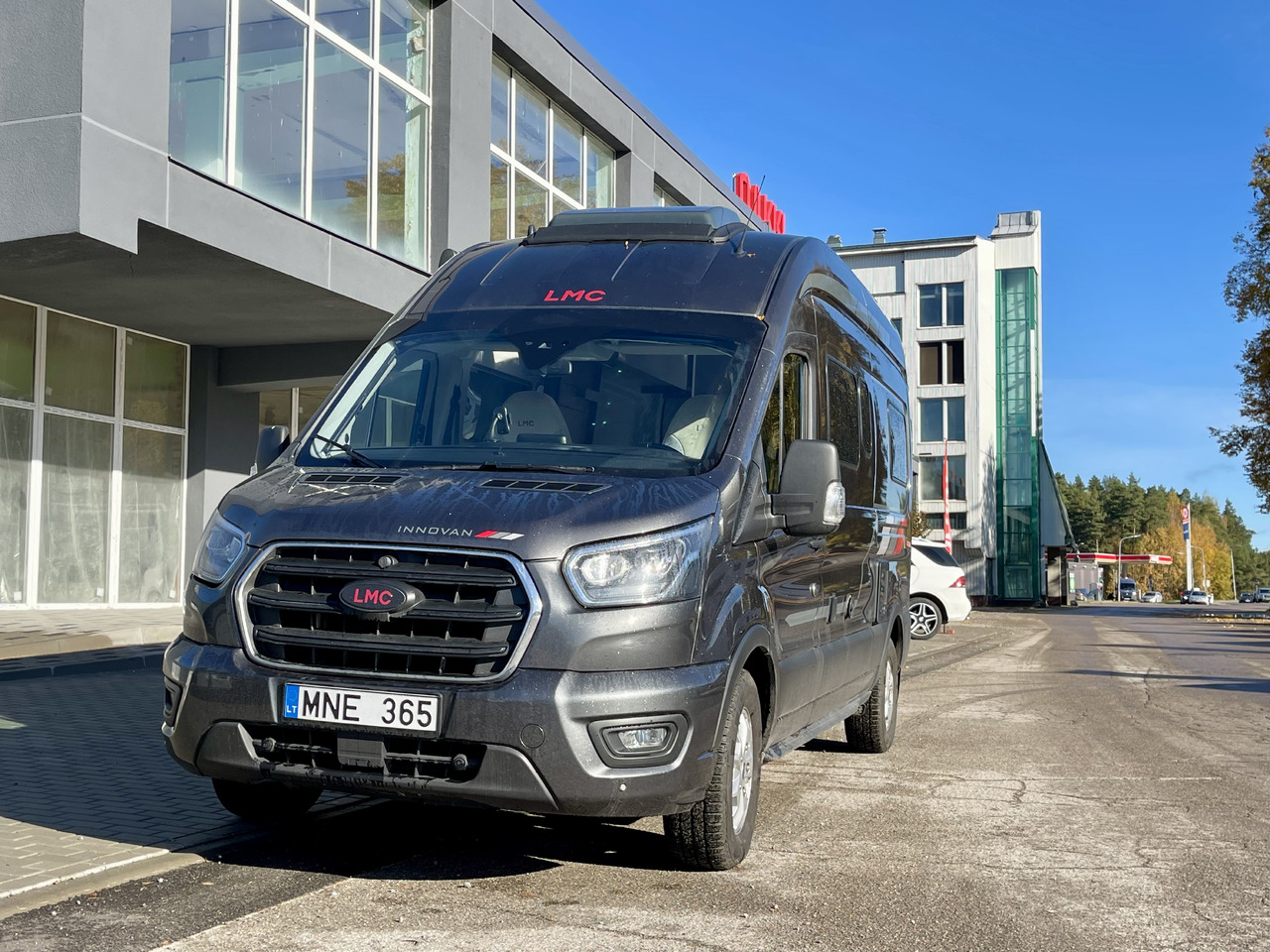 LCM Innovan 590 - Kempingautó: 2 kép. LCM Innovan 590 - Kempingautó: 2 kép.