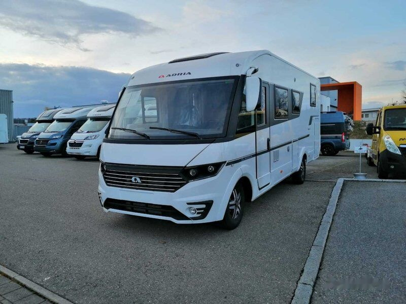 Adria Sonic Plus - Lakóautó: 2 kép. Adria Sonic Plus - Lakóautó: 2 kép.