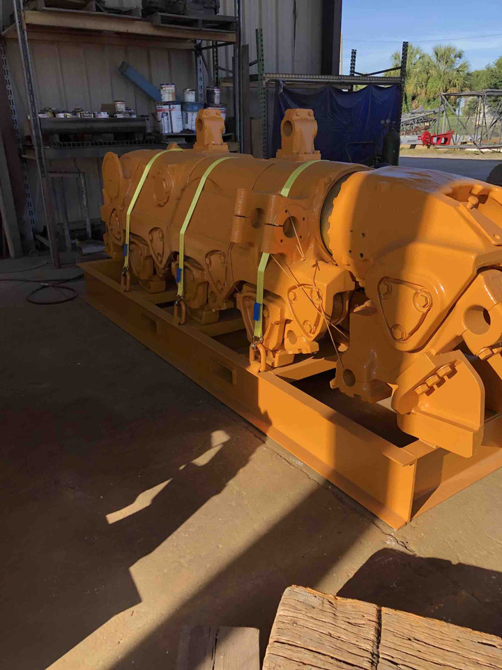 Komatsu D375A-6 - Nyergesvontató - Repülőtéri jármű: 2 kép. Komatsu D375A-6 - Nyergesvontató - Repülőtéri jármű: 2 kép.