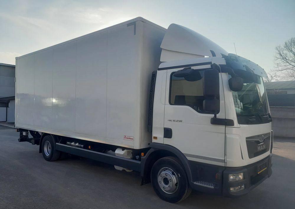 MAN TGL 12.250 NAUKA JAZDY / ELKA / L / MANUAL 8 / - Ponyvás teherautó: 1 kép. MAN TGL 12.250 NAUKA JAZDY / ELKA / L / MANUAL 8 / - Ponyvás teherautó: 1 kép.